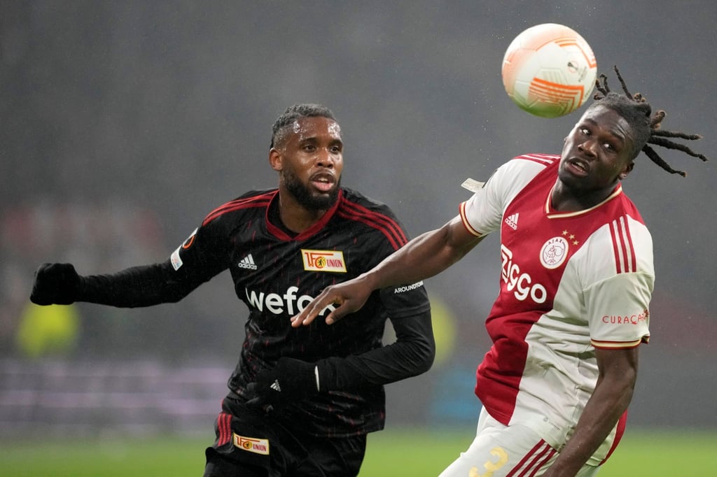 Calvin Bassey (r) von Ajax Amsterdam gegen Fabio Schneider vom 1. FC Union Berlin.