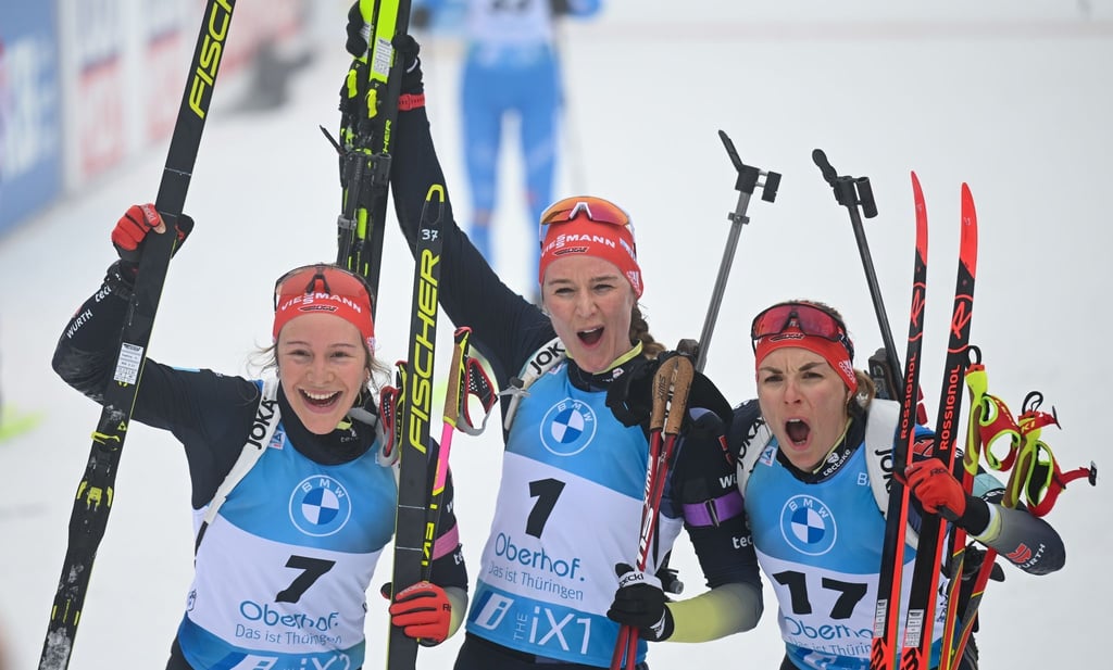 Das deutsche Trio mit Sophia Schneider (l-r), Denise Herrmann-Wick und Hanna Kebinger jubelt im Ziel.