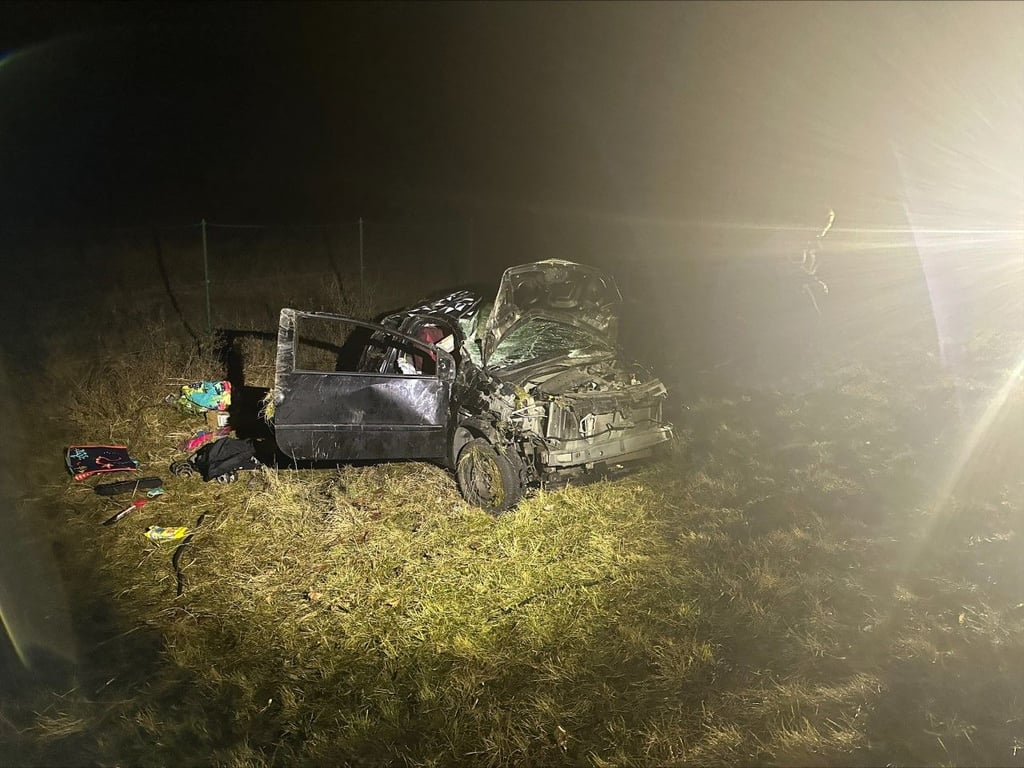 Der schwer zerstörte Kleinwagen neben der B 100 bei Bitterfeld.
