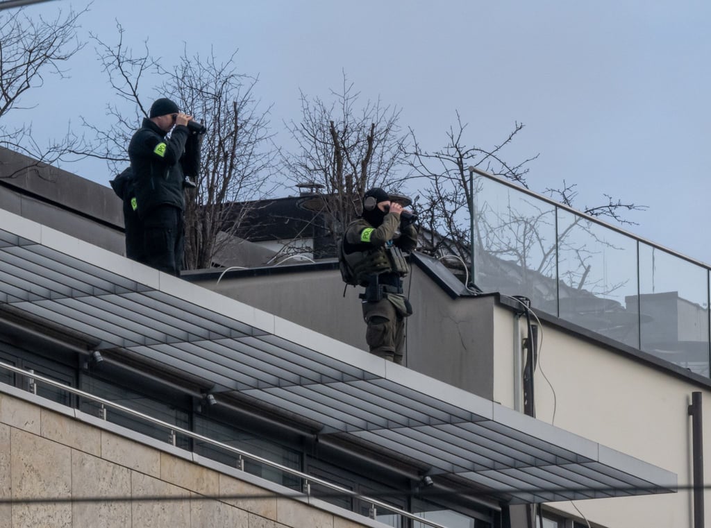 Polizisten stehen während der Münchner Sicherheitskonferenz auf dem Dach des Hotels Bayerischer Hof.
