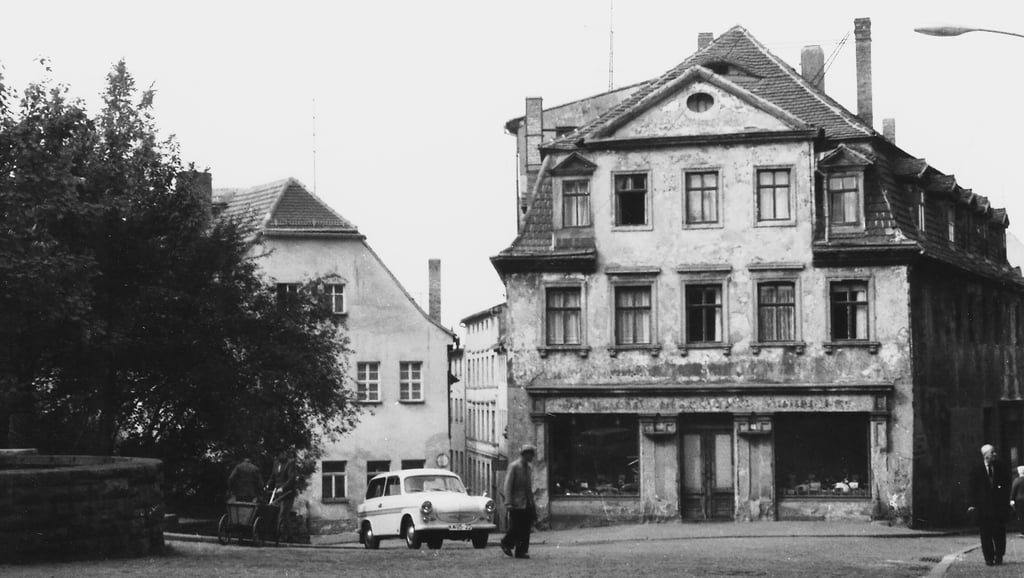 1967 geht der Blick vom damaligen Friedensplatz in die Brüderstraße mit dem barocken Haus Nummer 12 als Blickfang.