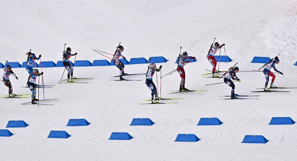 Biathletinnen starten ins Rennen in der Lotto Thüringen Arena am Rennsteig.