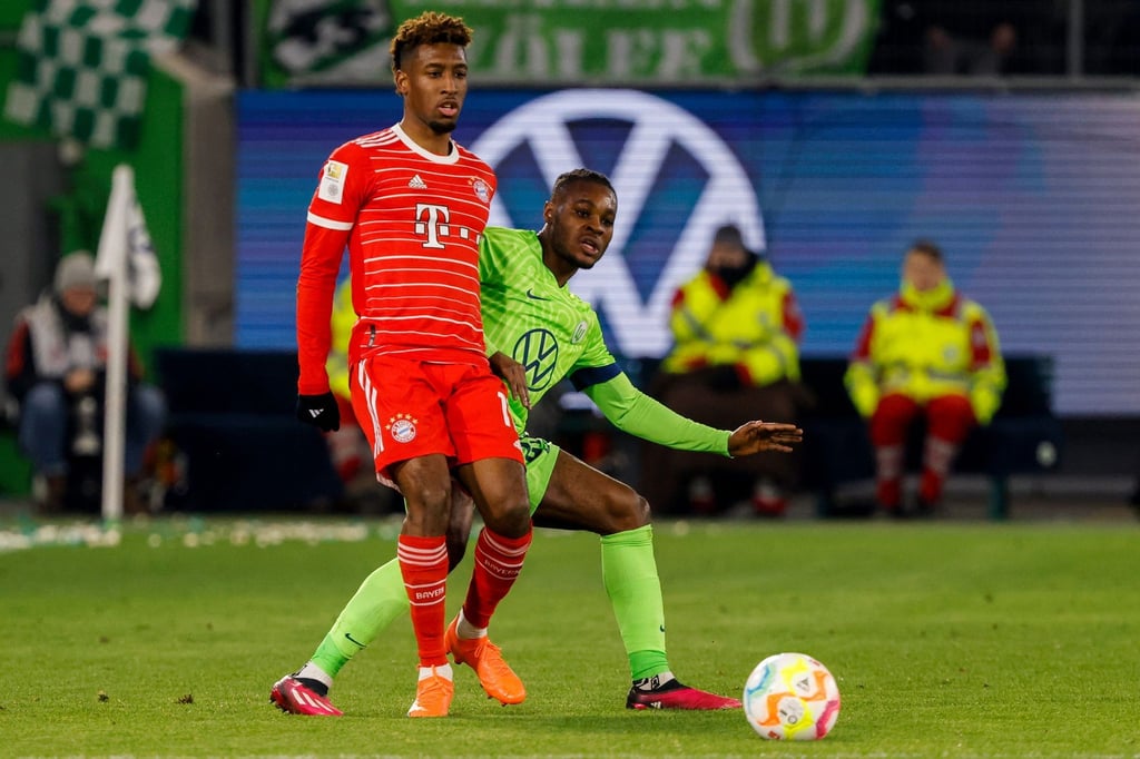 Bayerns Kingsley Coman (l) droht für das Spiel in Mönchengladbach auszufallen.