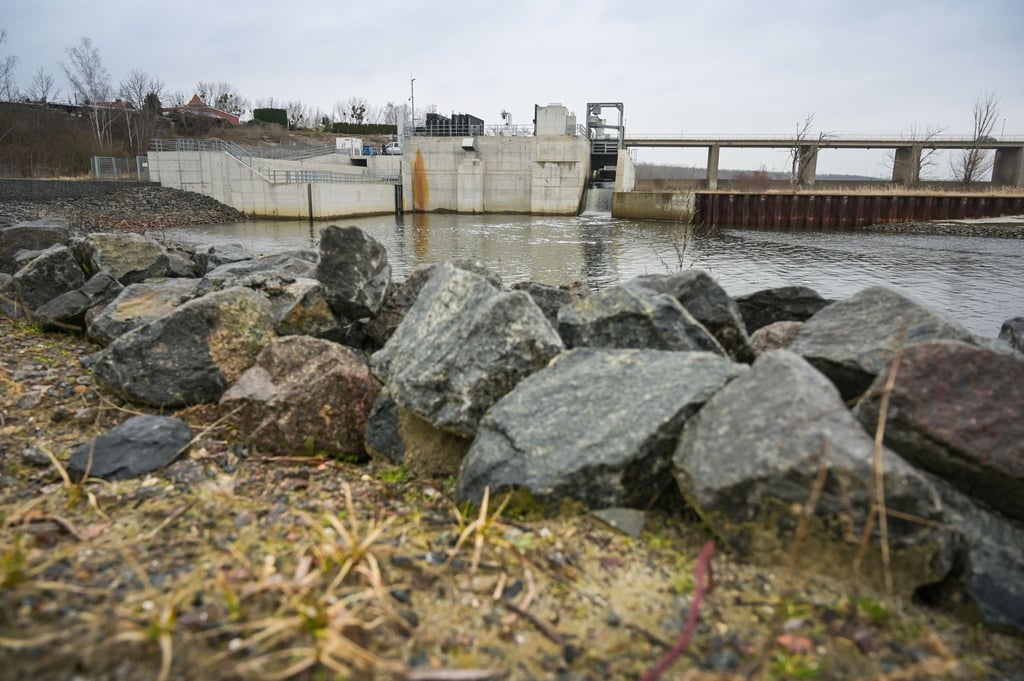 Das neue Wasserkraftwerk ist ein mächtiger Betonbau an der Staumauer des Muldestausees.