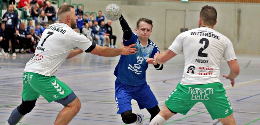 Die Sachsen-Anhalt-Liga-Handballer der TSG Calbe bejubelten im Topspiel Zweiter gegen Dritter einen knappen 30:29-Heimsieg gegen den SV Grün-Weiß Wittenberg-Piesteritz. Paul Steffen (Mitte) markierte kurz vor Schluss den Siegtreffer.