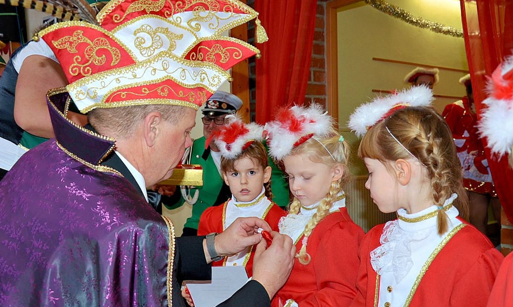 Prinz Burger I. (Boohs, von links) steckte Marlene Müller den kleinen Clown als Zeichen für die Aufnahme in die Mini-Funken an.