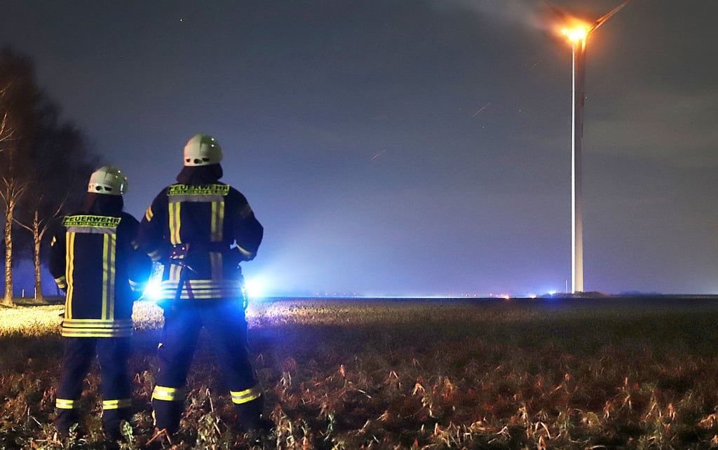 Feuerwehrmänner können bei den durchschnittlich 90 bis 130 Meter hohen Windrädern diese im Brandfall nur kontrolliert abbrennen lassen. Die Drehleitern erreichen die Höhe zum Löschen nicht mehr.