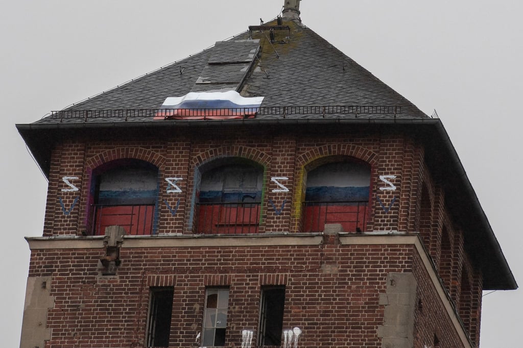 Die verbotenen Z-Symbole und eine russische Fahne sind auf dem Turm des „Kreml“ auf dem Brauhausberg in Potsdam (Brandenburg) zu sehen.