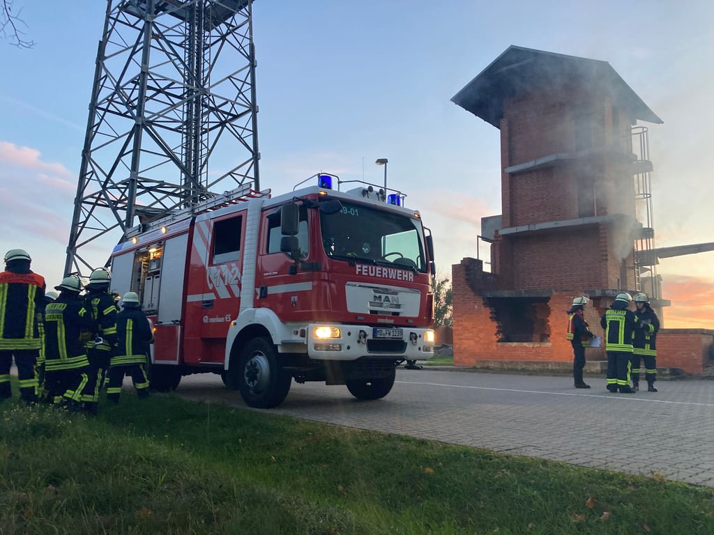 Die Einsatzkräfte der Freiwilligen Feuerwehr Magdeburg-Südost bei einer Übung.  