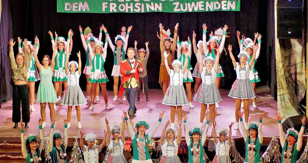 Große Show beim Wahrburger Carneval Club: Unter dem Motto „Mit Helden, Mythen und Legenden dem Frohsinn zuwenden“ lassen die Aktiven von der 1. Großen Stendaler Tanzgarde Grün-Weiß die Puppen tanzen.