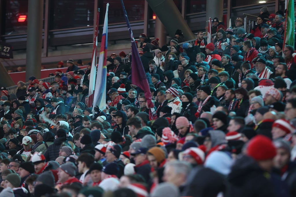 Leipzigs Fans verfolgen ruhig die Partie. Beim DFB-Pokalspiel hat es vor dem Stadion einen medizinischen Notfall gegeben. Die große Mehrheit der Zuschauer stellte aufgrund des Vorfalls die Unterstützung ein, im Stadion herrschte gebannte Stille.