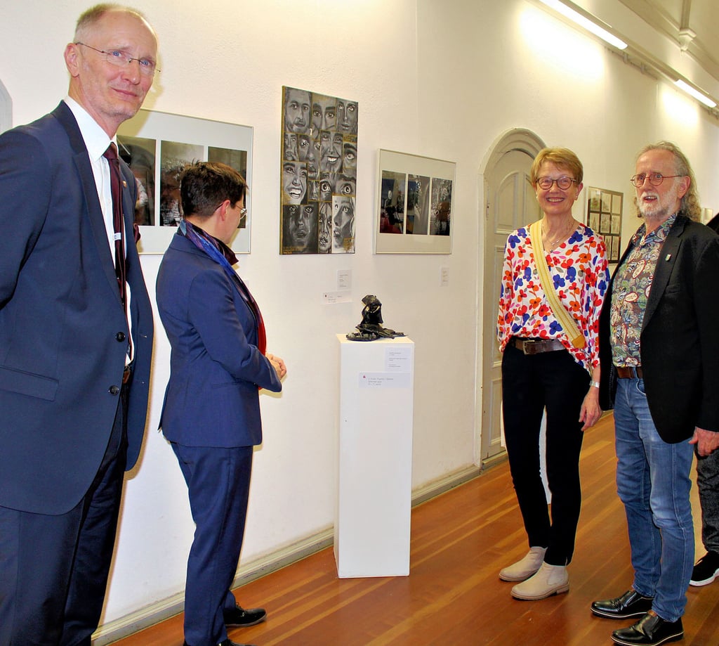 Andreas Dittmann und seine Frau führten die stellvertretende Bürgermeisterin von Jever, Almuth Thomsen und ihren Mann, in die Ausstellung "Junge Kunst in Anhalt".