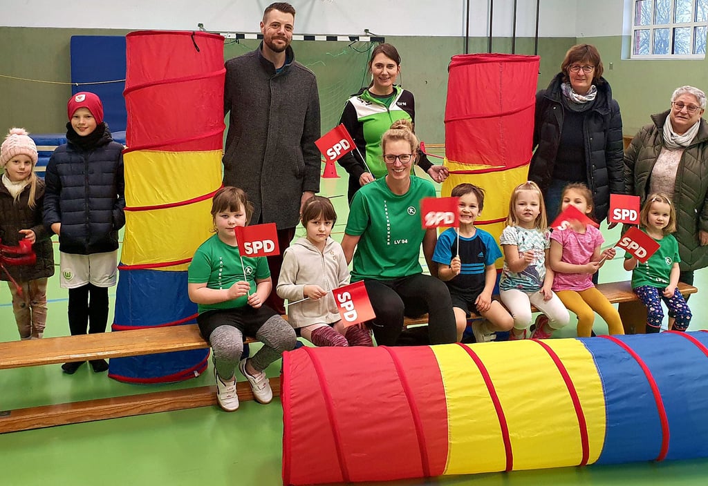Drei neue Kriechtunnel machen das Training mit den jüngsten Mitgliedern des Tangermünder Leichathletikvereins attraktiver. Sie wurden vom SPD-Ortsverein spendiert.