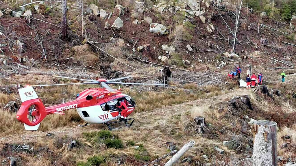 Der Rettungshubschrauber mit dem angeforderten Notarzt landete wenige Meter neben der verunglückten Frau im Thumkuhlental und brachte sie später in eine Klinik.