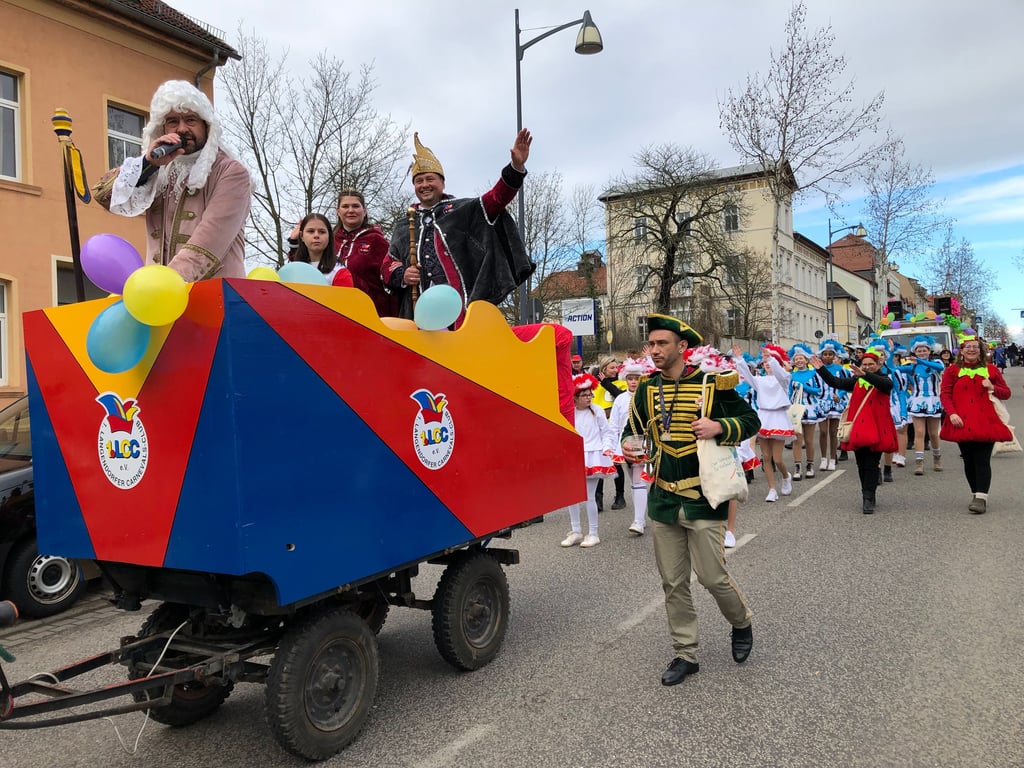 Die Narren des Langendorfer Carnevalsclubs ziehen durch die Merseburger Straße in Weißenfels.