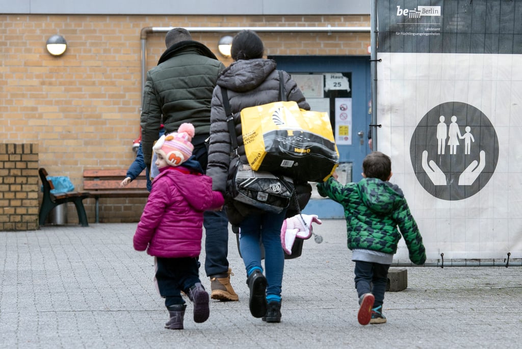 Eine Flüchtlingsfamilie aus der Ukraine bei der Ankunft in einer Berliner Aufnahmeeinrichtung.