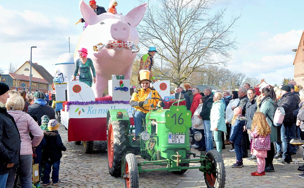 Buntes Treiben beim Rosenmontagsumzug in Ranies: Werner Gutjahr zieht hier das seltene „Karamelle Schwein“ hinter den Traktor her. An Bord sind Michael Krenz sowie Conny und Michael Wooßmann.