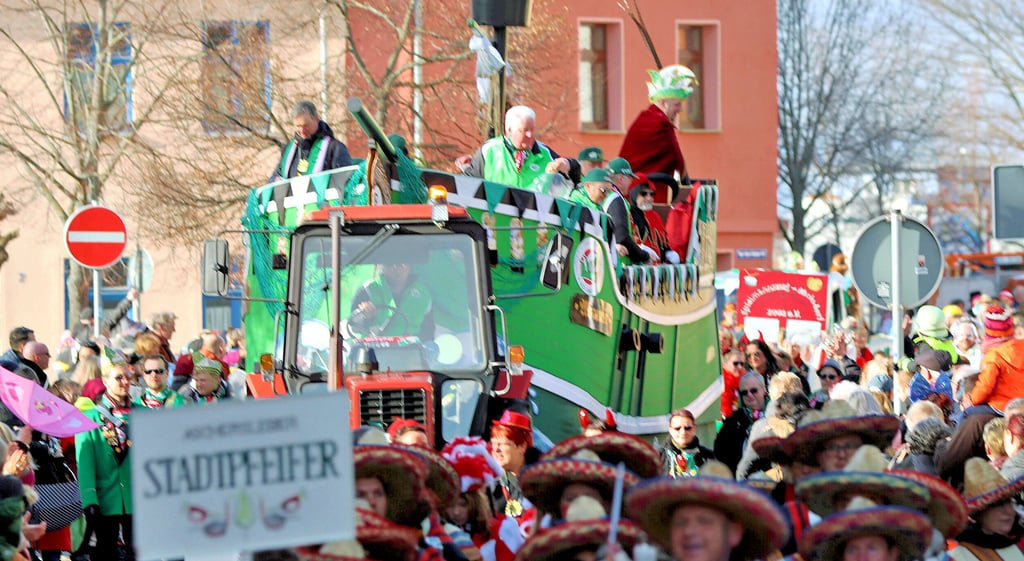 So bunt ist Ascherslebens Innenstadt selten. Beim „Rosensonntagsumzug“ ziehen Karnevalsvereine der ganzen Region durch die Straßen.