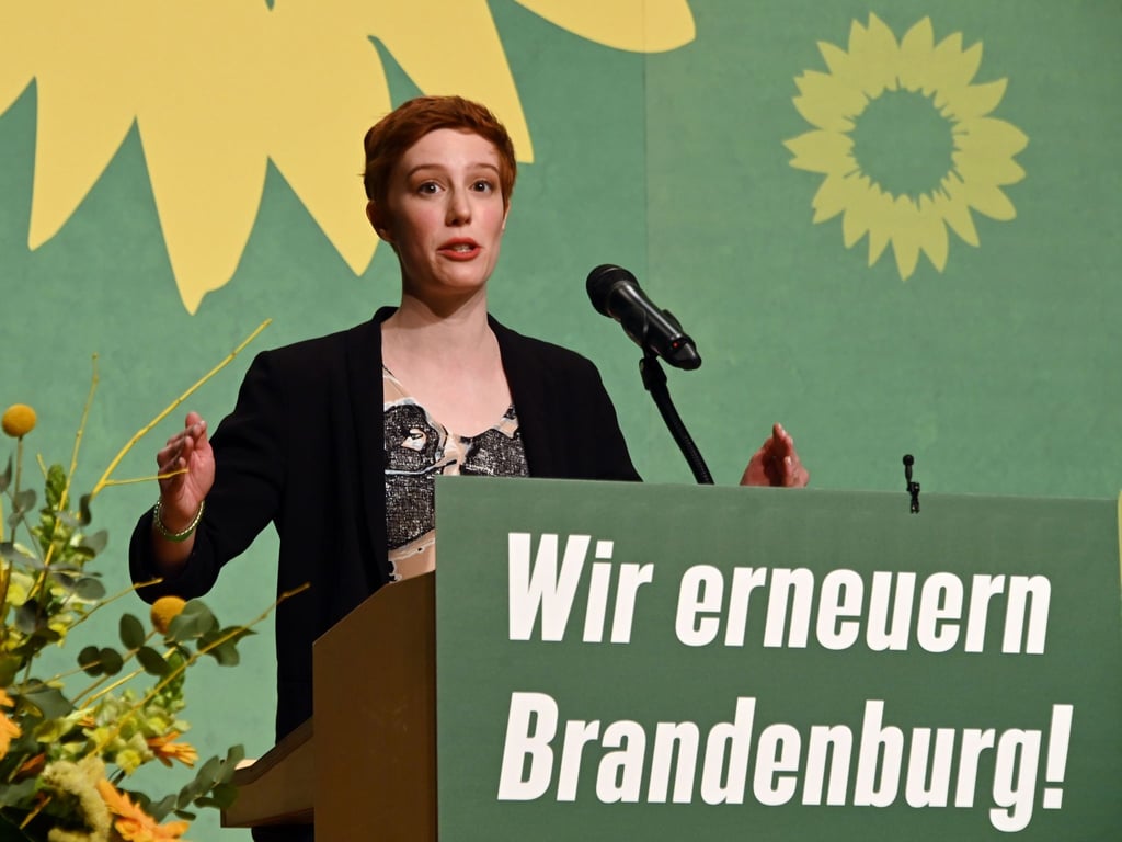 Julia Schmidt spricht auf dem Landesparteitag der Brandenburger Grünen.