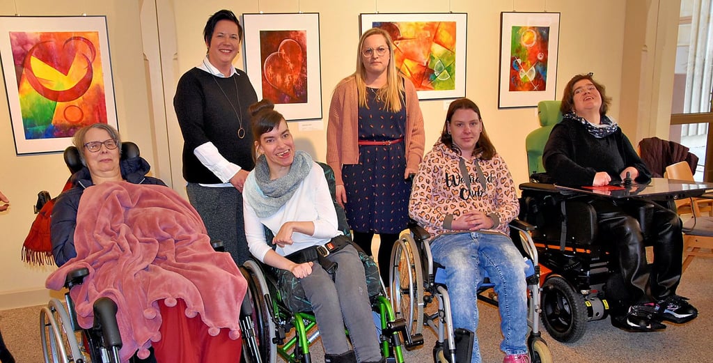 Die Künstlerinnen Ines, Gina, Diana und Ann-Katrin (von links) freuen sich, dass ihre Bilderim Diakonissen-Mutterhaus Elbingerode ausgestellt werden. Begleitet werden sie von Daria Heyder und Franziska Hannak (von links, im Hintergrund). Nicht dabei sein konnte Malerin Ramona.
