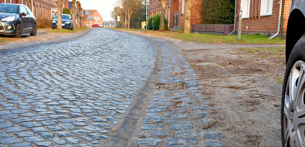 Ist die Dorfstraße in Thielbeer noch zu retten? Die Kommunalpolitiker meinen nein und favorisieren eine neue Fahrbahn mit Bitumen.