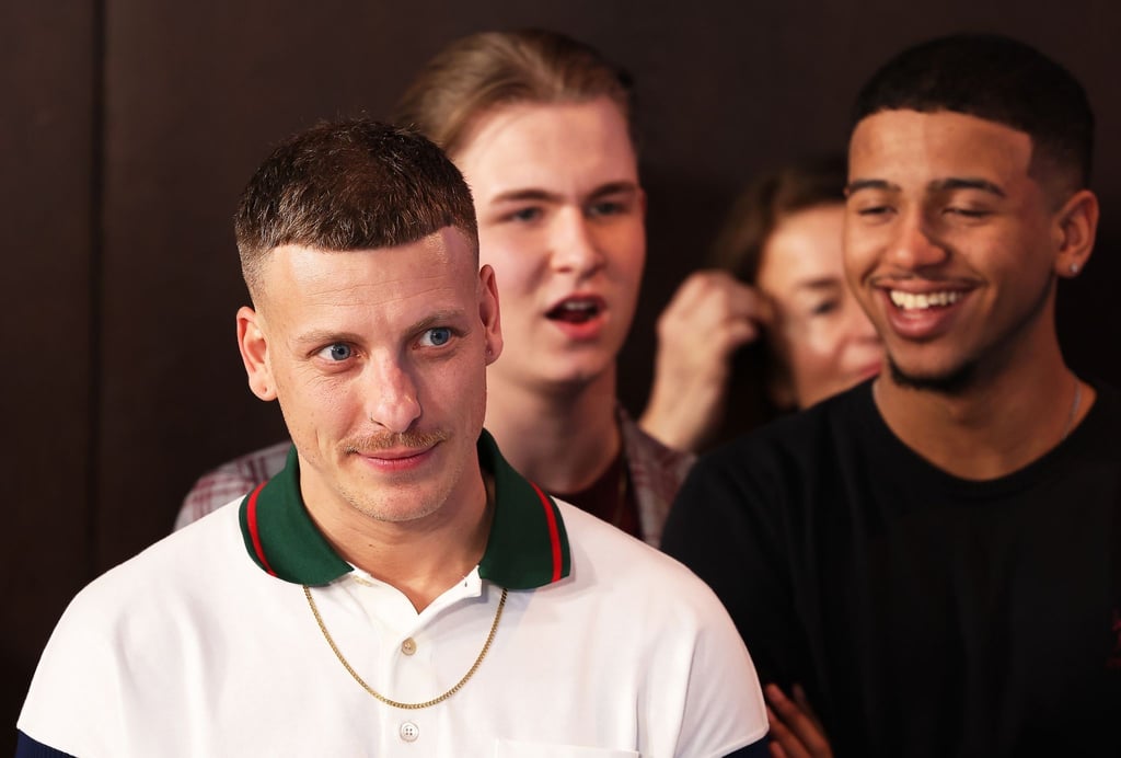 Drehbuchautor Felix Lobrecht (l-r), Schauspieler Vincent Wiemer und Schauspieler Aaron Maldonado-Morales kommen zum Fototermin für den Film „Sonne und Beton“.