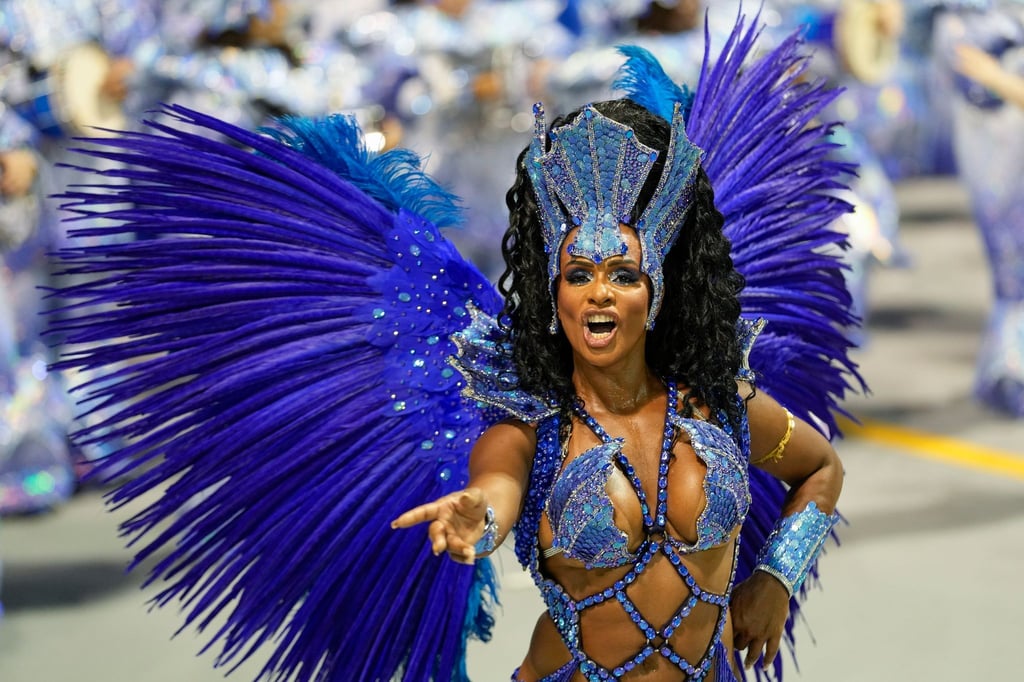 Extravagante Kostüme gehören beim Karneval in Brasilien dazu.