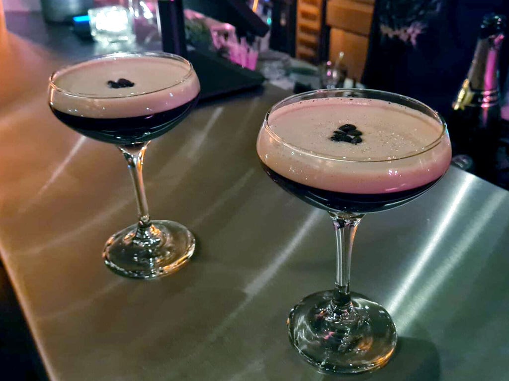 Espresso Martini - hübsch angerichtet in Gläsern.