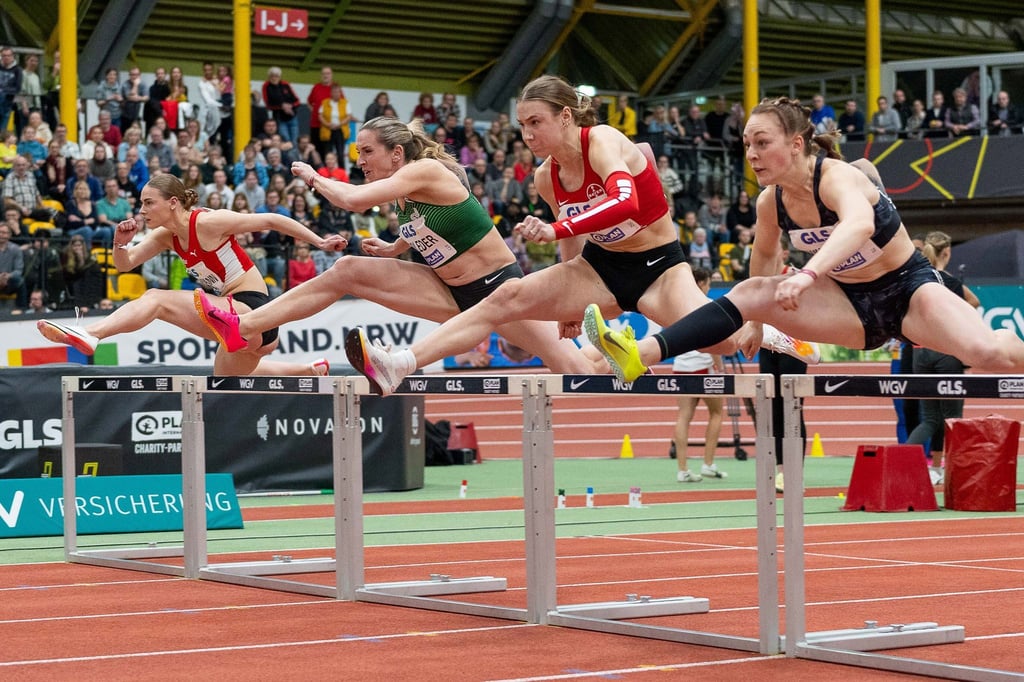 60m Hürden Frauen. Cindy Roleder (2.v.l.) vom SV Halle ist in ihrem Lauf unterwegs.
