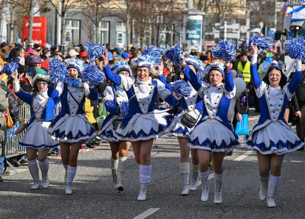 Funkenmariechen tanzen beim 30. Karnevalsumzug „Zug der fröhlichen Leute“ in Cottbus.