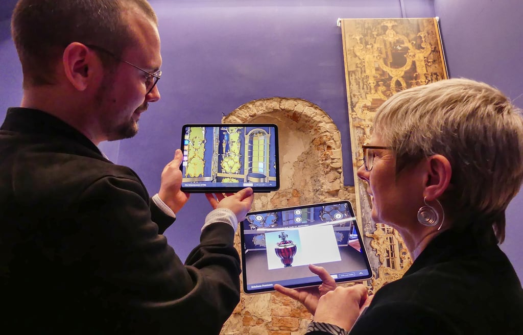 Geschäftsführer Victor-Alexander Mahn und Museumsdirektorin Karin Heise zeigen, wie Besucher künftig das Spiegelkabinett erleben können.
