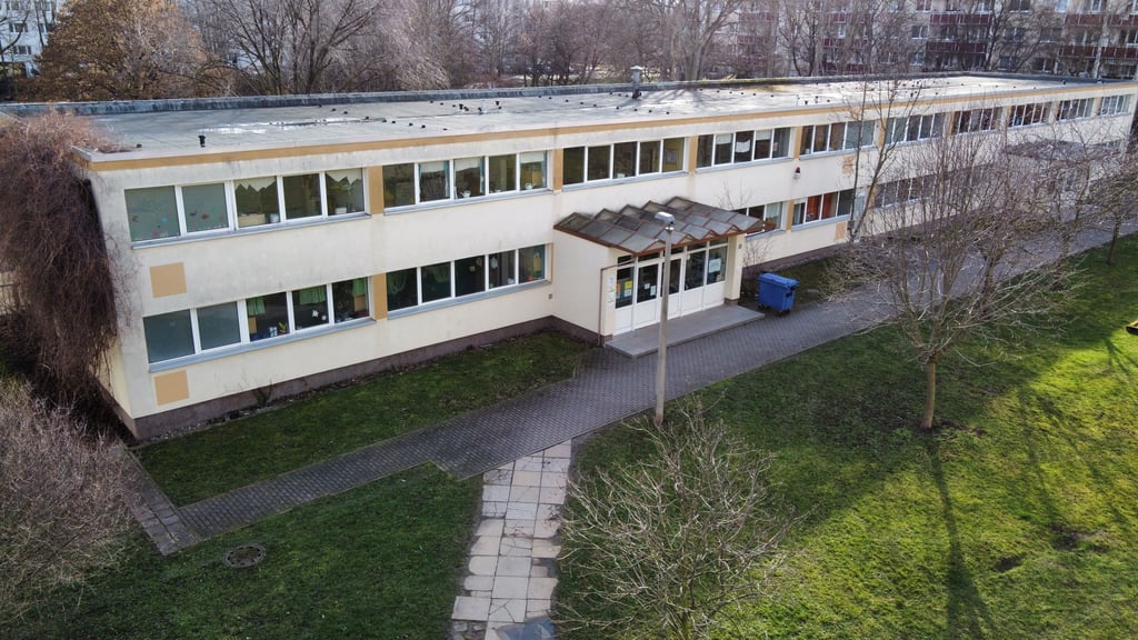 Die Kita "Tabaluga" in Halle-Neustadt ist sanierungsbedürftig. Eltern beschweren sich über schlimme Zustände.