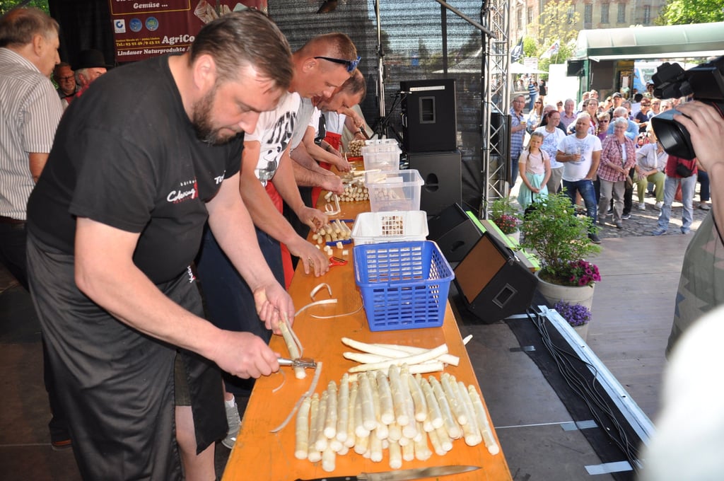 Beim Zerbster Spargelfest wird stets auch der Spargelschälweltmeister gesucht.