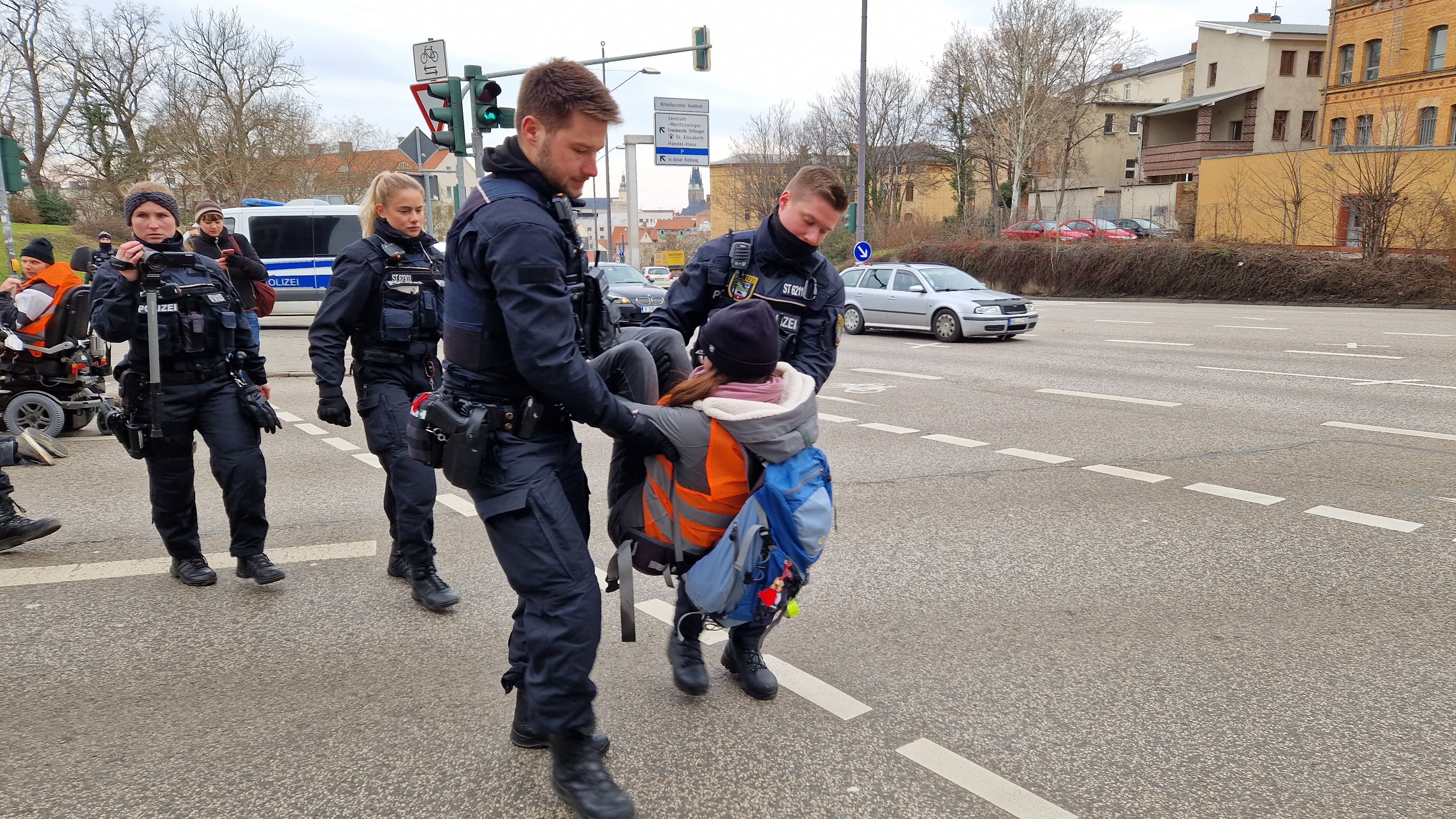 Letzte Generation In Halle: Klimakleber Protestieren An Rosenmontag