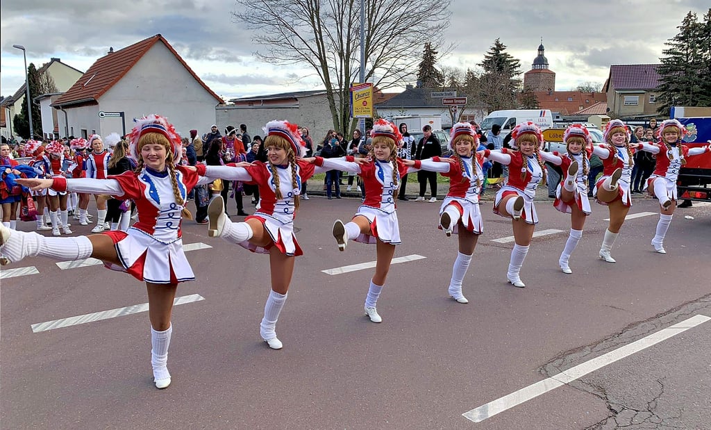 Junge Frauen der Garde des WCV tanzen beim Umzug in Gröbzig auf der Kreuzung von Köthener und Hallescher Straße.