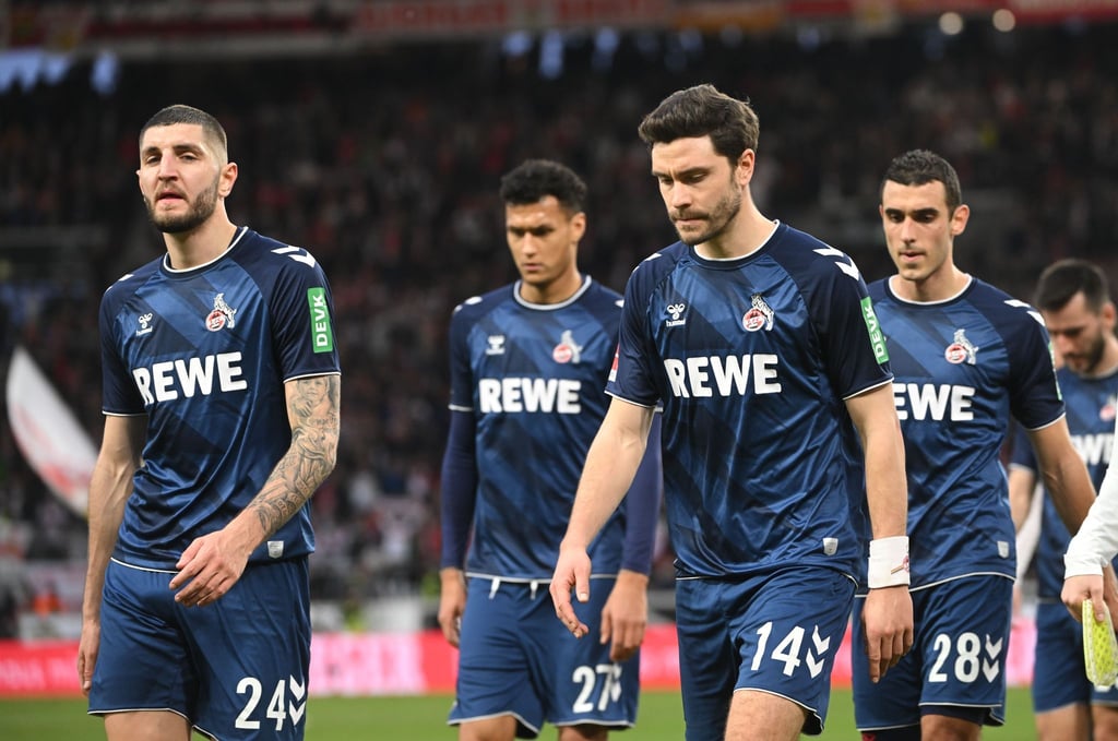 Die Kölner Spieler verlassen enttäuscht den Platz.