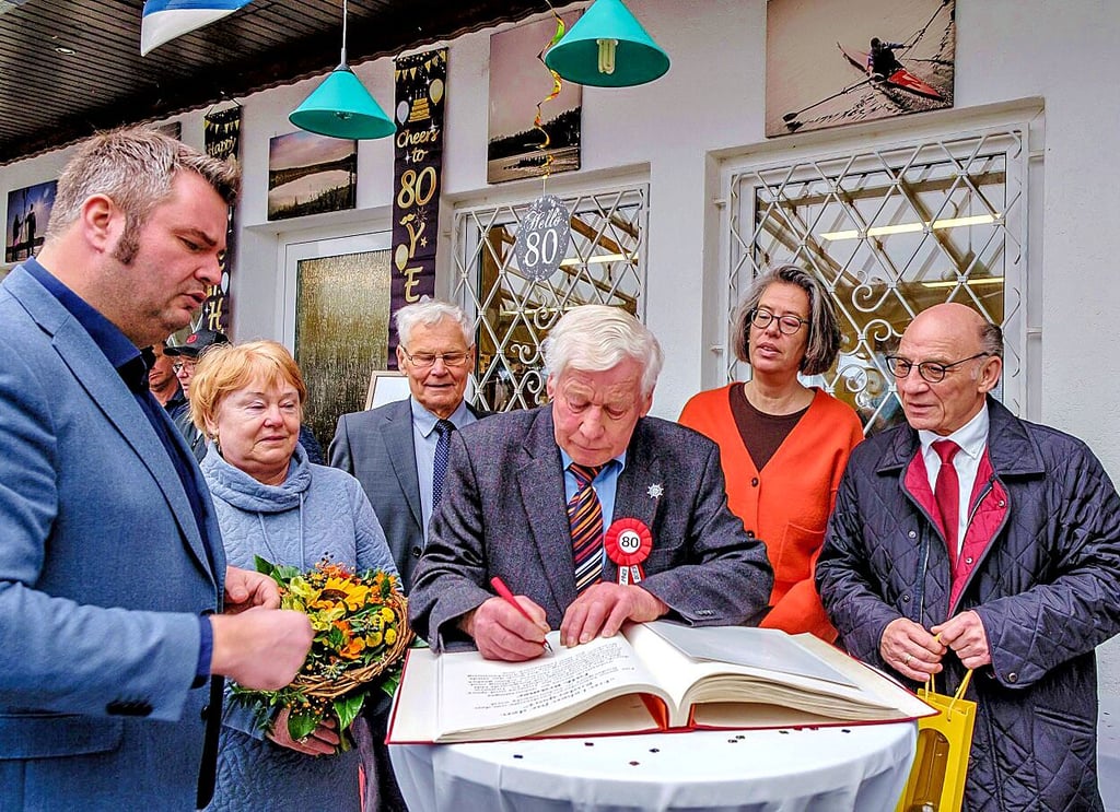 Falk Brämer trägt sich zum 80. Beburtstag im Beisein von Innenmisiterin Tamara Zieschang (2. v. r.) in das Buch der Stadt ein.