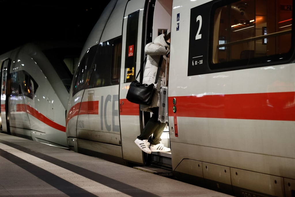 Die Deutsche Bahn empfiehlt Passagieren im Zuge der Warnstreiks, online nach weniger stark nachgefragten Zügen zu schauen.