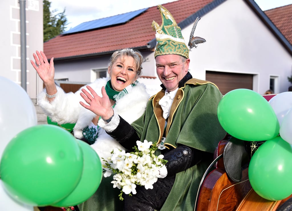 Anett I. (Frede) und Marco I. (Müller) ist die Freude an ihrer Regentschaft anzusehen. Freudestrahlend verteilten sie Blumen und anderes.