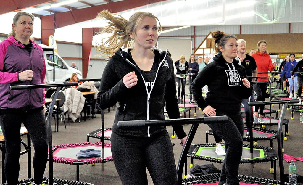 Sportbegeisterung pur bei der 1. Salzwedeler Gesundheitsmesse: Auf mehr als 60 Trampolins wurde in der Bauernmarkthalle intensiv gemeinsam trainiert.