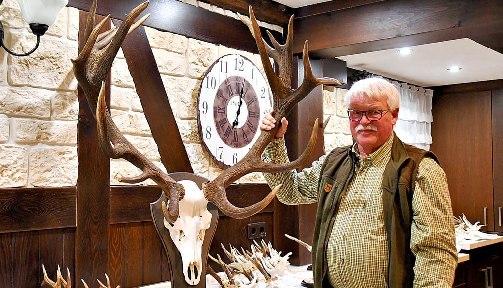 Friedrich Borrosch freut sich über seine Jagdtrophäe. Allein das Geweih des kapitalen Achtzehnenders wiegt zehn Kilogramm.