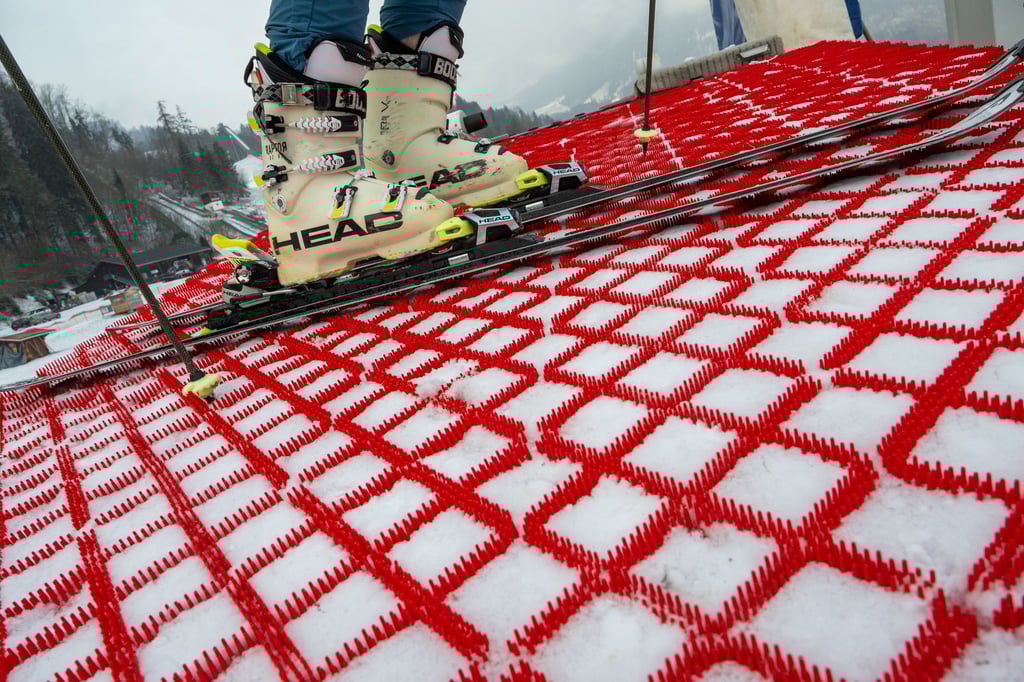 In Oberaudorf gibt es nun eine Skipiste, die mit speziellen Kunststoff-Matten präpariert wurde. Die Matten können das ganze Jahr über zum Skifahren verwendet werden.