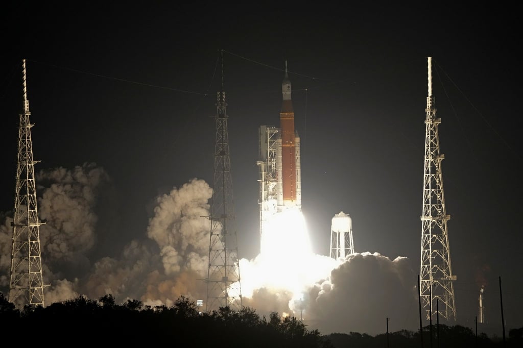Eine „Space Launch System“-Rakete der Mission „Artemis“ startet am Weltraumbahnhof Cape Canaveral.