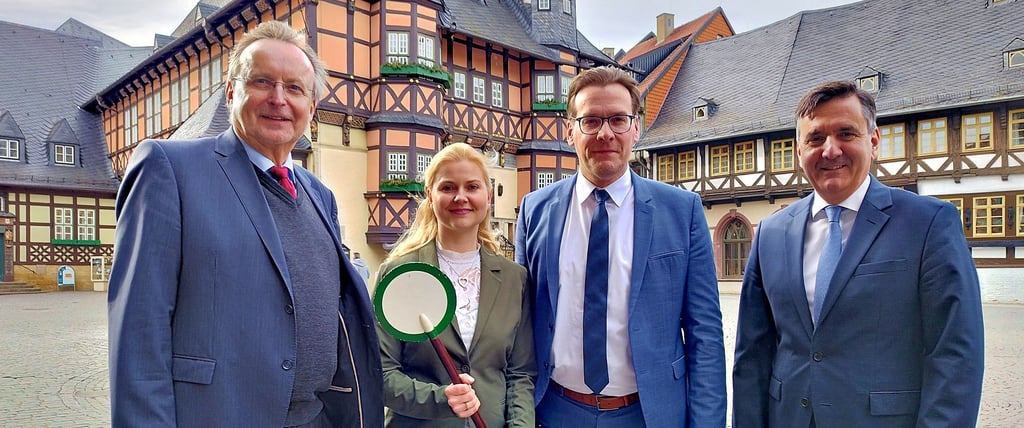 Ab Sommer ist Katrin Müller die neue Chefin der Harzer Schmalspurbahnen, darüber hat der HSB-Aufsichtsrat am Montagmorgen entschieden. Zu den Gratulanten zählen ihr Vorgänger, Matthias Wagener, Wernigerodes Oberbürgermeister Tobias Kascha und der Harzer Landrat Thomas Balcerowski (von links).