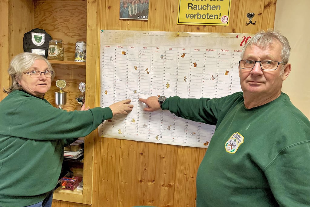 Elvira Barske und Peter Tietz können den nächsten Wochen und Monaten gelassen entgegensehen: Der Jahreskalender für den Schießstand in Altenklitsche weist eine gute Belegung aus.