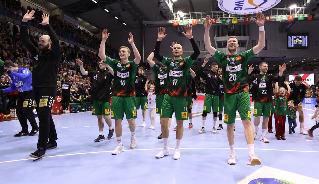 Der SC Magdeburg ist erneut als "Team des Jahres" geehrt worden. Gisli Kristjansson (4. v. l.) wurde zudem zum "Publikumsliebling" gewählt.