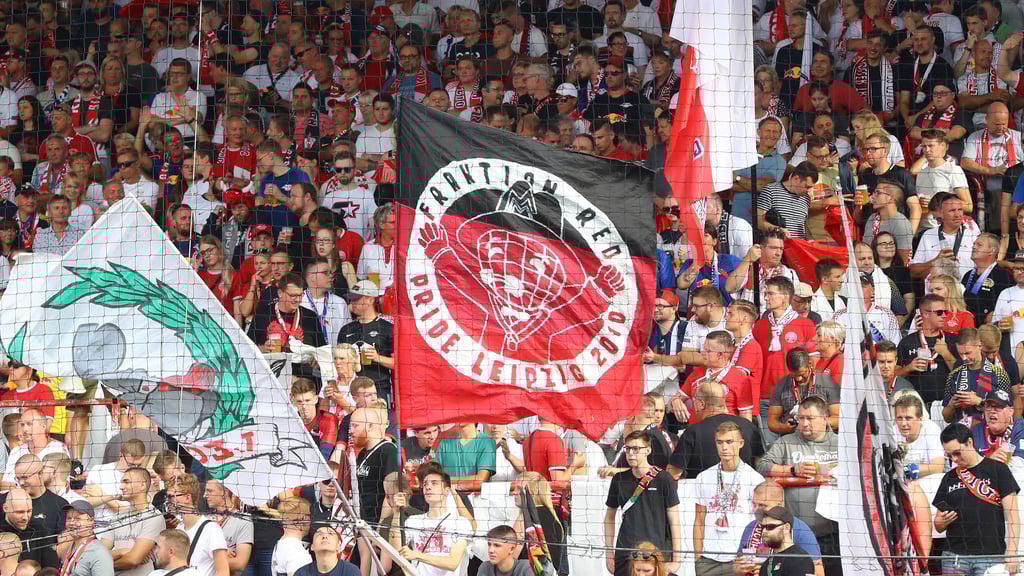 Mit den Tags der Fraktion Red Pride war die Zugtoilette beschmiert.