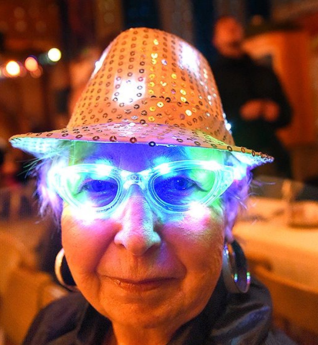 Frau Ingrid trägt Blinkebrille und Leuchthut.