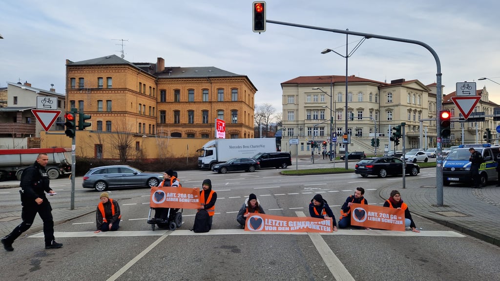 Aktivisten der „Letzten Generation“ haben am Montag die Prof.-Friedrich-Hoffmann-Straße blockiert.
