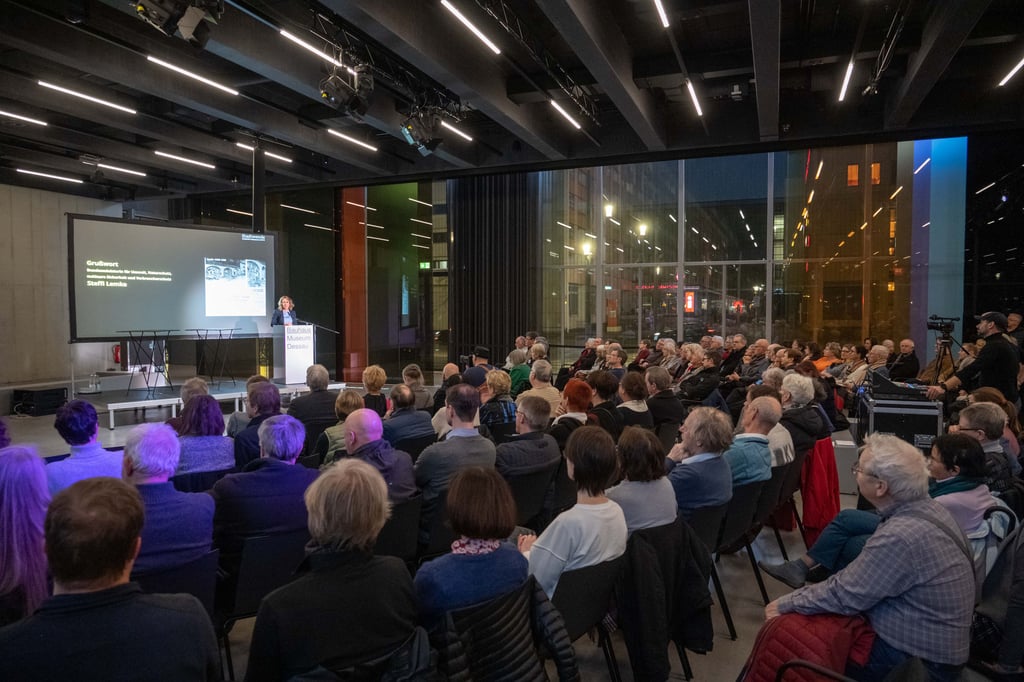 Die Vernissage im Bauhaus Museum war gut besucht.